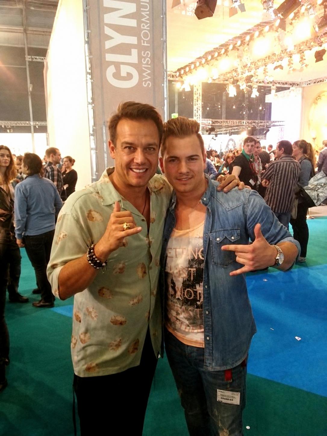 Maximilian Steines mit Angus Mitchell von Paul Mitchell auf einer Fachmesse